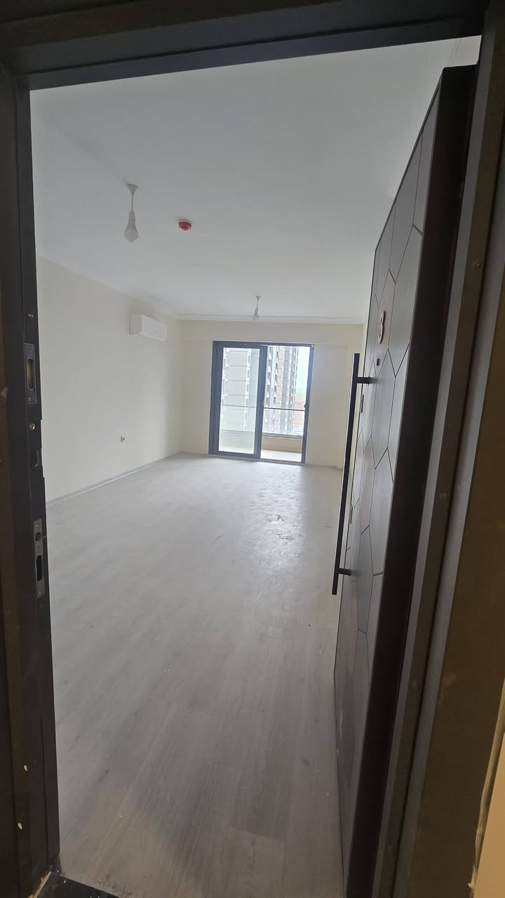 له جوانترين پرؤژه ي شاري هه ولير 
جوانترين شوقه بؤفرؤشتن له لالاف سن تاور 
1ژوري واجيهه داخلي حديقه 
طابق ٦رؤژهه لاته
سعر مناسب 
***********
