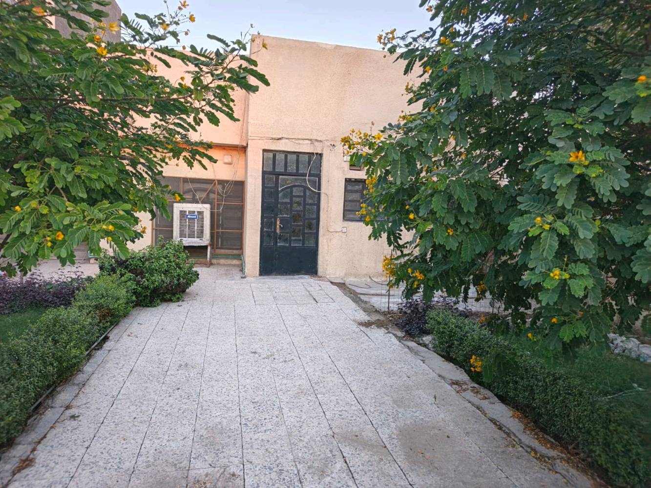 بيت للبيع في الزعفرانبة  ملك صرف في الزعفرانية..خلف سوق الهوى  بناء مسلح مساحة ٢٨٠ واجهة ١٠ متر نزال ٢٨.. طابق واحد.. مع كراج للسيارة عرض ٤ متر نزال  ١٢ متر وحديقة وترك خلفي ٣ متر قابل للاضافة والتغيير.. الاتصال
0791525226