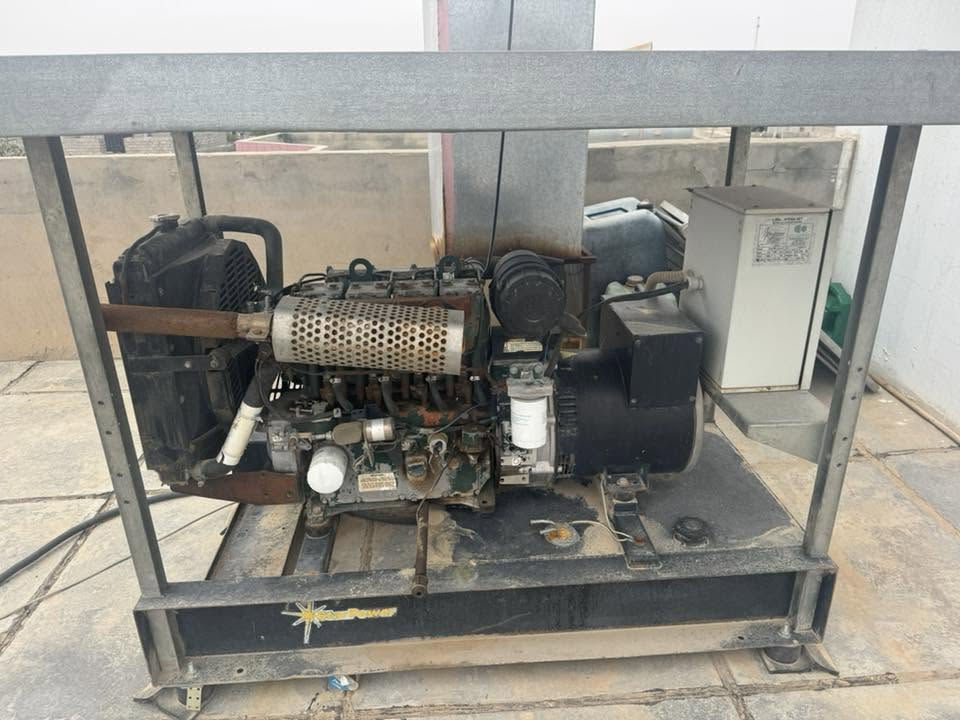 مولد لستر بتر انكليزي 20 الى 30 kv بلادي 4بستم مع كامل الملحقات من كيبل مع بورد تشغيل اوتو مع خزان للوقود مع باتري جديد السعر 22 ورقة غير قابل للتفاوض رقم الهاتف ***********
