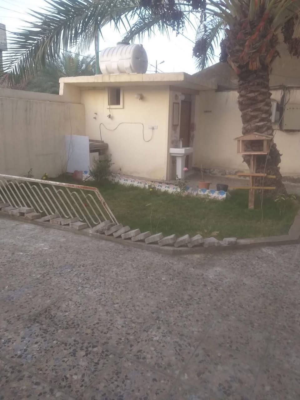 السلام عليكم دار للبيع مساحته ١٣٧ واجهه٥ونص  ونزال ٢٥م الكماليه شارع الاصفر  طابقين مسلح  عالي عن الشارع يحتوي على حديقه واستقبال وغرفةنوم ومطبخ وخدمات والثاني غرفتين نوم وخدمات طابو صرف ويمكن بيعه مراوس ١٧٠ وبي مجال المراجعه مع مكتب دلالية ابو فراس العتابي *********** وابو محمد الشمري ٧٧٠٦١١٩٨٠١ 🌹🌹🌹
