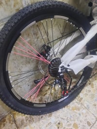 للبيع بايسكل أبيض جديد بالكامل، بعده داخل الباكيت وممشدود ✨ ماركة BDF،...