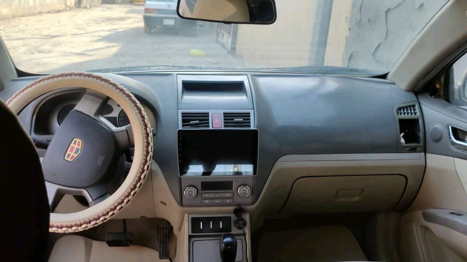 جيلي امكراند 2013  سياره خير من الله محرك وكير بلادي اوتو دواخلهه كلش حلوه فتحه بالسقف شاشه تبريد شغال تراي وين ميعجبك رقم نكليزي جديد راعيهه يريد مداور بيته يمنه قريب سياره مال جناي يشهد الله ومعتاز وستعجلت ع بيعتهه  