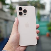 ايفون ١٦ برو ماكس ذاكرة ٥١٢ صحراوي بطارية ١٠٠ ٪؜ اخو الجديد مستخدم كلش...