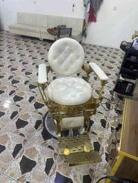 غراض  محل حلاقه للبيع قنفه عدد2 كرسي حلاقه ملكي مراية عدد2 مغسله ومبرد...