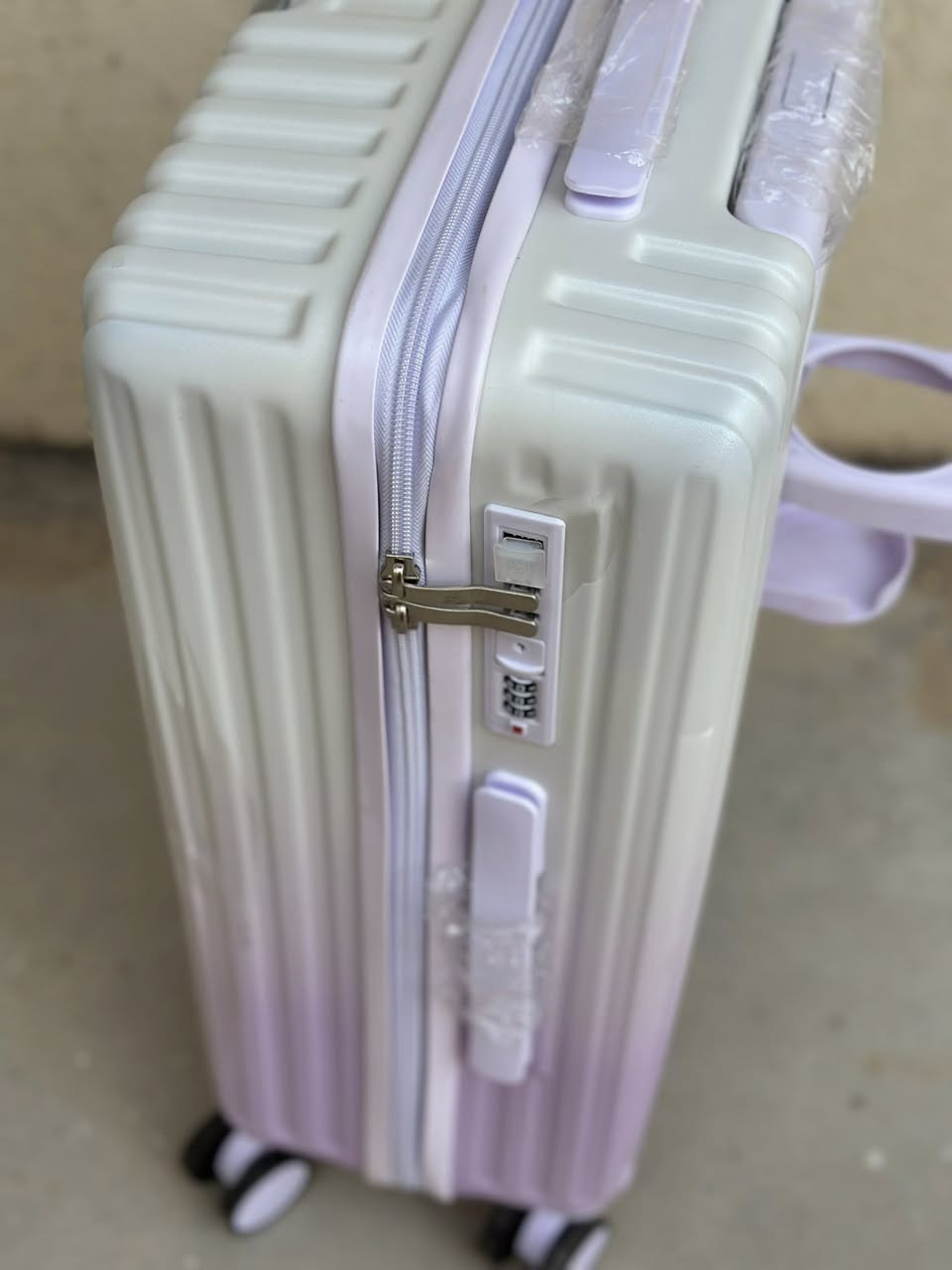 يالله يارزاق جنطه سفر المنيوم لون مميز متموج رمز سري ومفتاح ومنفذ شحن باور بنك جديده  بالكارتون بيه خسفه زغيره مماثره عليه قياساته الارتفاع ٦٠ والعرض ٣٥


**إذا كنت صاحب هذا الإعلان وتريد حذفه لأي سبب، رجاءا أرسل رسالة إلى الدعم الفني**