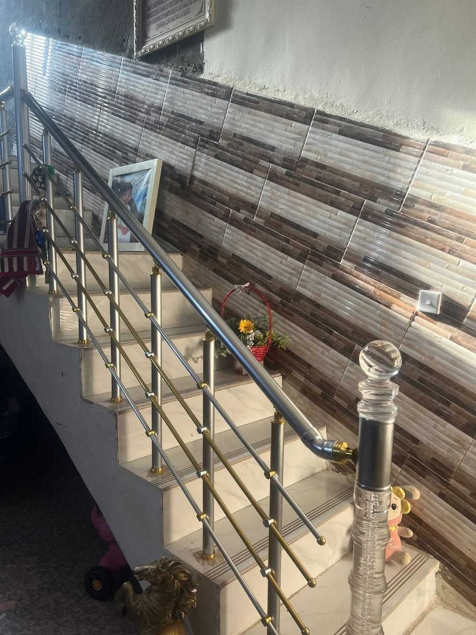 دار سكن طابو صرف في ( حي الأمير ) 
ثاني فرع في شارع بيت ( سيد جابر ) 
مساحة ٢٥٠ م - بناء طابوق - سقف صب كونكريت 
شارع عرض ١٠ م - استقبال صالة مطبخ +غرفة نوم واحدة + صحيات داخلية عدد2
جميع الخدمات  متوفرة  - مجاري - صب - 
( تبليط قد الأنشاء ) 
( يرهم مراوس مع قطعة في حي الامير )

للاستفسار مراجعة مكتب غازي للعقار   
واسط - الزبيدية - قرب أفران المائدة  *********** 
***********
