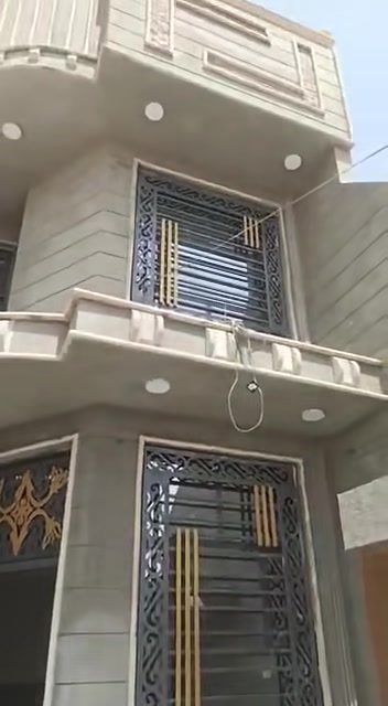 السلام عليكم 

🏡 للبيع بيت حديث مميز في شارع 80  نجف – محافظة بابل (فرع سنتر عبودي)
فرصة سكن راقية في منطقة هادئة ومكتملة الخدمات، بيت حديث البناء لعام 2022، طابو صرف، جاهز للسكن الفوري.
📐 تفاصيل العقار:
المساحة: 100 متر
بناء طابوق حديث (2022)
طابقين + سطحين
أرضيات بورسلين راقية
شارع أمامي بعرض 10 متر
يبعد 250 متر عن الشارع العام
منطقة سكنية هادئة ومناسبة للعوائل
🏠 تفاصيل التوزيع:
الطابق الأرضي: استقبال + صالة درج + مطبخ + مجمع صحيات + صحيات خارجية
الطابق الأول: غرفتا نوم + مجمع صحيات
سطحين
⚙️ الخدمات:
إكمال المجاري وتصريف الأمطار
إنترنت فايبر (ضوئي)
جاهز للسكن مباشرة
🛋️ الأثاث والتجهيزات (جميعها حديثة 2024):
تخم وطاولات
سبالت توسوت عدد 2
4 مراوح كهربائية
ثلاجة هيتاشي 4 أبواب
غسالة سامسونج 18 كيلو
شاشة 55 إنج
أوفن + ميكرويف + طباخ
فلتر ماء + ماطور ماء + سخان
مغسلة داخلية + 2 مغاسل فرفوري
كاونتر HDF و MDF
غرفة نوم كاملة
بردات
منظومة راوتر
مبردة حديد + مبردة بلاستيك
✨ مميزات العقار: بيت حديث، أثاث جديد، موقع هادئ، خدمات مكتملة، وجاهز للسكن بدون أي صرف إضافي.
📞 للاستفسار والمعاينة يرجى التواصل
***********

غير متواجد على مواقع التواصل الاجتماعي
