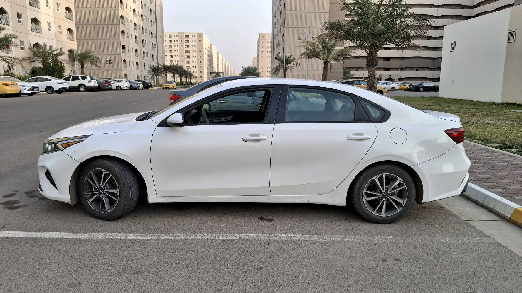 🔷️اسلام عليكم 
🔹كيا فورتي  2023
🔹رقم  انكليزي بغداد بسمي السياره + تحويل ثاني يوم 
🔹السياره خير من الله جديده 
🔹ضررها بابين السايق وخلف السايق امبدلات نفس الون 
🔹بجم كبس شرط / ايرباك البرده طاك
🔹ماشيه 53 ميل ✈️
🔹مواصفات السياره   
🔹شاشه حجم كبير  
🔷️ كامره دواره 
🔹رادار امامي
🔷️ اوتو بريك 
🔹نضام تحديد مسار للسياقه الالكترونيه
🔹تحكم استيرن 
🔹مانع انزلاق 
🔹محرك 2000  دوش المرغوب
🔷️مكان السياره بغداد مجمع بسمايه 
🔹السياره اي نقص ما بيها 
------------------------------------------
السعر 145وبيها مجال للطيبين 
الرقم للاستفسار اكثر ***********
