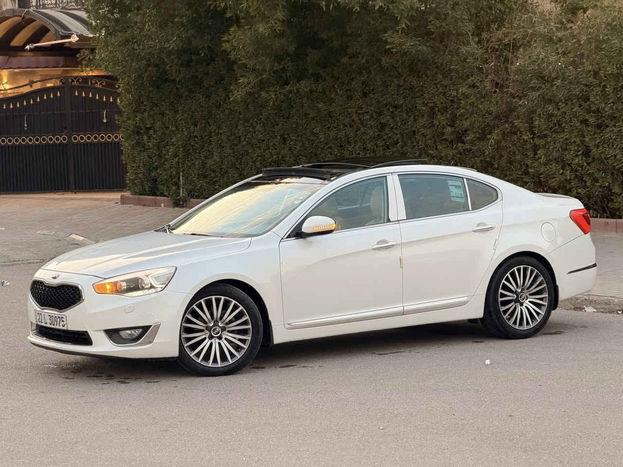 كيا كادينزا موديل VIP ٢٠١٤. خليجي 
رقم اربيل الجديد

السعر ١٣٧
***********
المواصفات .
بنوراما
بصمه
مري شفط
تبريد منفصل
برده خلفيه
حساس امامي خلفي
كشنات جلد
لد امامي خلفي 
شاشه اعطال + كامره
مانع انزلاق
كروز سرعه
تحكم استيرن جهتين
هارد خزن قرص
ويل حجم ٢٠
تبريد بيانو
وبعد بيها هواي مواصفات

صار بيه صبغ قبق الجنطه ونص الجاملغ

مكانها بغداد السعر ١٣٧

***********
