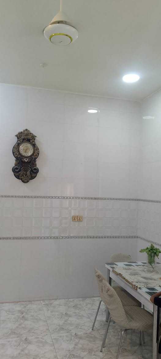 بيت للبيع حي حكيم شارع افران الهادي أو شارع دلالية ابو كيان  مساحه 215متر طابوك يتكون من غرفتين نوم وصاله ومطبخ واستقبال مرقم من بلديه حديث جاهز للسكن كهرباء بوري نضام سبالت تقطير كراج سياره قريب شارع العام بيبان قاصه صحيات داخلية وخارجي ***********واتساب
