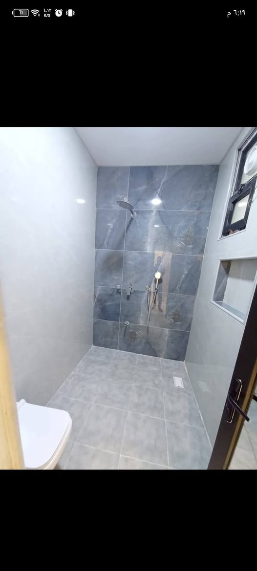 دار للبيع حله نادر الاولى حي الزيتون يحتوي على ثلاث غرف نوم واصاله والكلدور وكراج سياره الاستفسار على هاذه الرقم ***********
