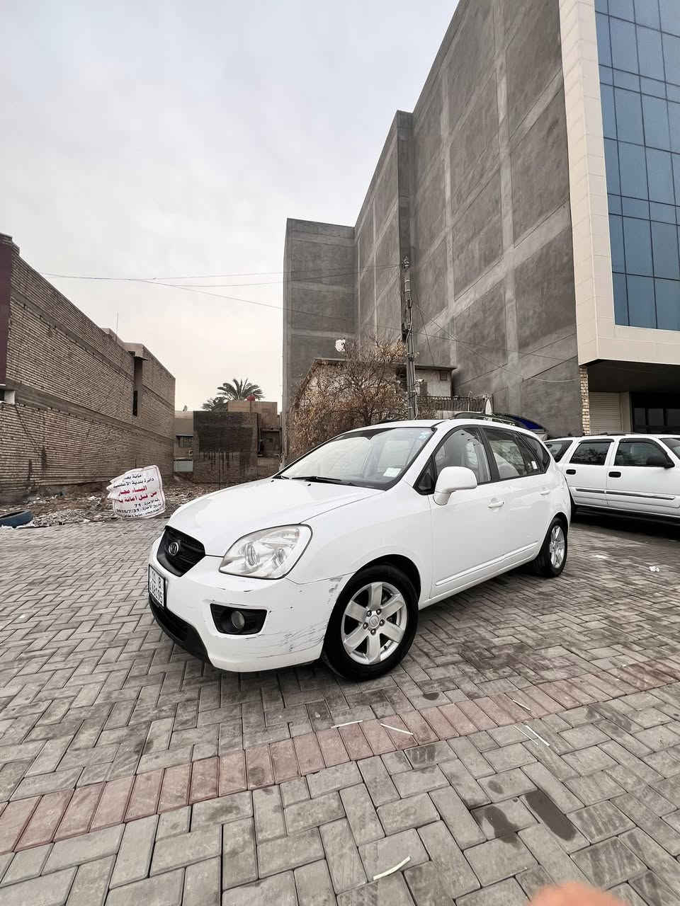 السلام عليكم
كيا كارنز 7 راكب

الموديل 2009 خليجيه مكفوله

بس صار بيه بل عراق بارد شويه بخشم البنيد 

وباب عكس السايق بيه شخوط 

سياره عوزه بس بوليش وتكعد تخبل 

سياره جانيه صارلي 10 سنين ومن البيت الدوام

ومحافض عليه وصيانه كله بل شركه ودهن اصلي 

وسياره خير من الله

محرك 2000 دوش

4 سلندر رقمها بغداد  بأسمي تحويل ثاني يوم سعرها 115 وبيها مجال *********** بي واتساب
