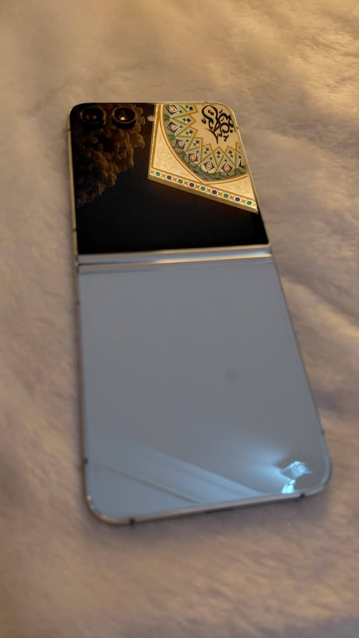 Z flip 5
وارد يابان 
نضافة ممتازة 
مواصفاتة معروفة 
***********
بغداد حي الجامعة 
375 الف
شاحن وكفر
