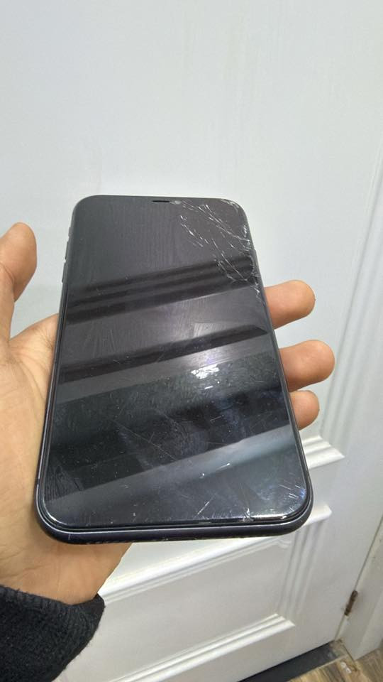 السلام عليكم عيوني آيفون ١١ عادي  جهاز جداً نضيف ما عده هاي كم فطر في الشاشه الجهاز بطاريه  ٧٥ كلشي ممبدل بي مع كارتونه الاصليه مال جهاز ذاكره ١٢٨ الجهاز معروض ب ١٧٥ وبي مجال الشراي بي خير ويدلل ولي يحب يتواصل *********** هاذ رقمي بي واتساب وشريحه  مكاني بغداد زعفرانيه
