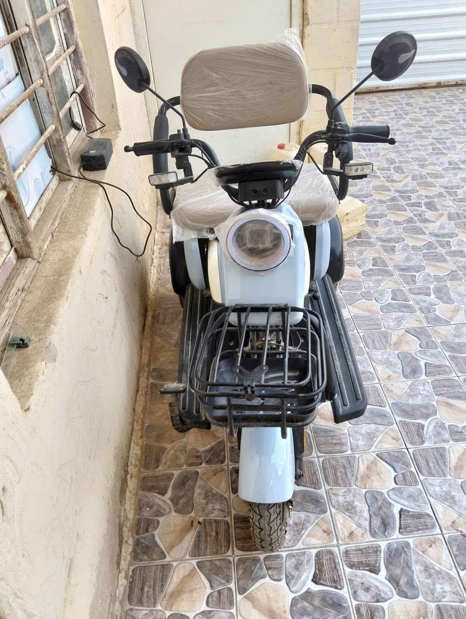 دراجه شحن للبيع دراجه جديده مامستخدمه اشرناه جديده من الشركه وماستخدمناه سعره 900وبي مجال المكان الديوانية قضاء السنيه ***********
