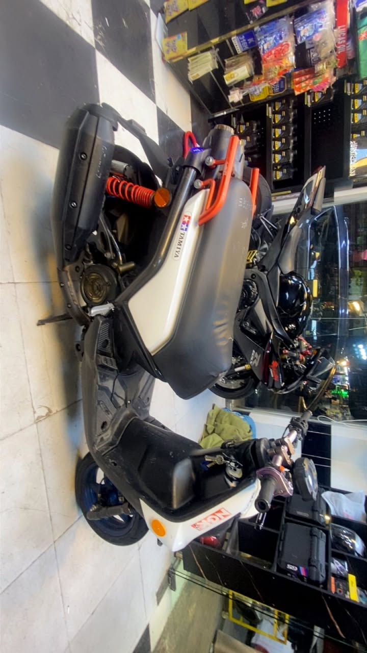 السلام عليكم سكنس جبلي للبيع. الله شاهددراجه صارله اقل لسبوعين الدراجه رمبه اوراقه موجوده منفيس كله موجود. الدراجه ستيررن دياضي. ومجامع رياضي.يدات بريك رياضي.عضمه سكليتر رياضي. سبايدر رياضي. زنون اصلي. طلاعات رياضي. زوج تايرات جلاتين اصلي. ماشيه أربعينات. زوج كلجات رياضي. الدراجه شلعته شك الكاع. السعر 1500وبيه مجال بصيط. عنواني الاعضميه. الهاتف (***********)
