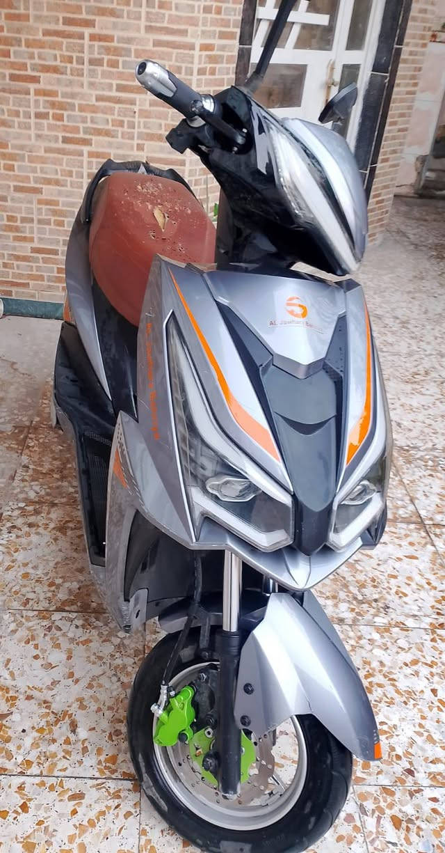 السلام عليكم سكنس شحن
ملف 1500 

6بطاريات صارلهن تقريباً 3اشهر من بدلتهن

شغاله بالكامل مابيه اي نقص 

بيه نضام R و أم بي ثري 

دراجة نضيفه مابيه اي شي مبدل غير بطارية لان هنه ستهلاكيات  
سرعته 60 
تمشيك تقريباً 25كيلو 

سعر 650 وبيه مجال 

عنوان بغداد /بلديات /رقم الهاتف/***********
