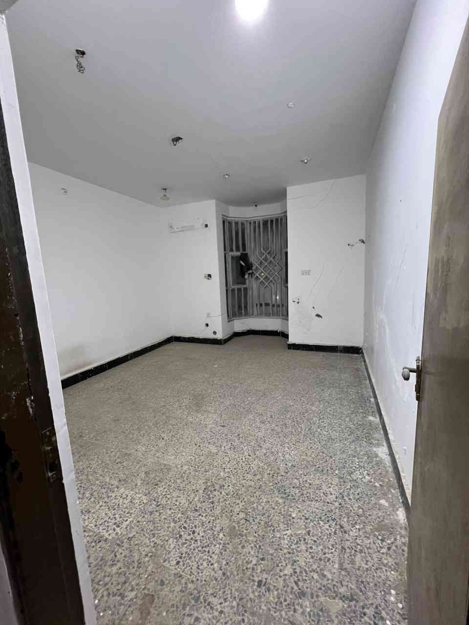 بيت للايجار حيّ الاصدقاء قرب تقاطع العسكري
طابقين بمساحة 200م
يحتوي الطابق الارضي ع غرفتين وصالة ومطبخ واستقبال وكراج وصحيات 
الطابق الثاني يحتوي ع غرفتين وصالة وصحيات سعر الايجار 900الف قفل الاستفسار ***********
