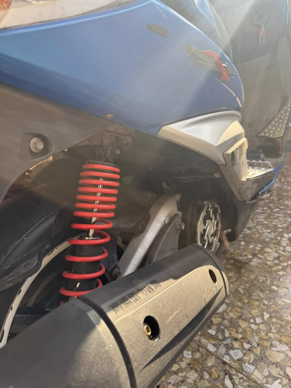 السلام عليكم دراجه نوع سكنس كوري لون مميز بحري للبيع 
دراجه اقل الشهر نازله رمبه محوره طلاعات من الرمبه مو بالعراق دراجه ارتب واحلى من الصور تجي وتشوف بعينك كامله متصرف ربع عليها 
1- جيب وياك 10فيتريه يفحصوها اذا طلع بيها شي الدراجه تاخذها بلاش (سعرها مليون و100 الف وبيها مجال)مكاني بغداد مدينة الصدر ***********
