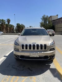 جيب شيروكي (بزون) موديل 2015 فئة ( LIMTED) اللون ذهبي  بدون ايرباك محر...