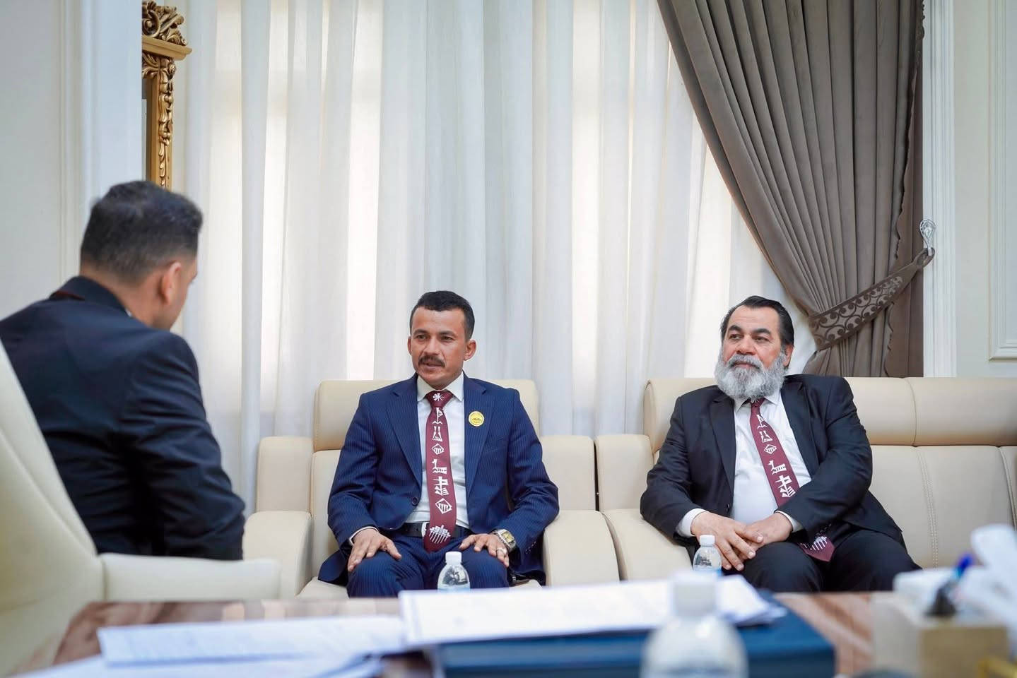 يسعدني كثيراً أن أرى #الربطة_السومرية 👔 
التي قمت بتصميمها وإنتاجها وحملتُ من خلالها رسالة مستوحاة من إرثنا الحضاري، وهي تصل اليوم إلى عدد من دوائر ومؤسسات الدولة عبر مبادرة كريمة من  مدينة اور السياحية  ، كما أشار الفنان " محسن خزعل " من كادر المدينة أثناء حديثه عن الجهات المقتنية لها وتقديمها كهدايا رمزية.

ولعل أجمل ما في المشهد أن تُرى مؤسساتنا المختلفة تلتقي تحت مظلة هوية واحدة؛ فحين تحتفي الجهات الأمنـ.ـية بتاريخها فإنها تؤكد أن حمايةالأرض تبدأ بمعرفة جذورها، 
وحين تحملها المؤسسات الخدمية فهي رسالة بأن البناء لا يقتصر على الحاضر بل يمتد نحو عمق الحضارة، 
وحين تتزين بها مؤسسات الدولة المختلفة فإنها تعلن أن #سومر ما زالت حاضرة في تفاصيلنا اليومية بروح جديدة وصورة تليق بتاريخ العراق.
كل الشكر لإدارة #مدينة_اور_السياحية على هذه المبادرة الحضارية التي منحت للفكرة بعدًا أكبر، وجعلت الفن والتراث يسيران معاً نحو الناس، بالضبط مثلما ارتُ ان اوصله للجميع وكما اكدتُ: ( إن الاجيال ستحمل على صدورها تاريخاً عمره اكثر من 7000ألف عام).

#اميرسكر
#امير_سكر
2026|5|26


**إذا كنت صاحب هذا الإعلان وتريد حذفه لأي سبب، رجاءا أرسل رسالة إلى الدعم الفني**
