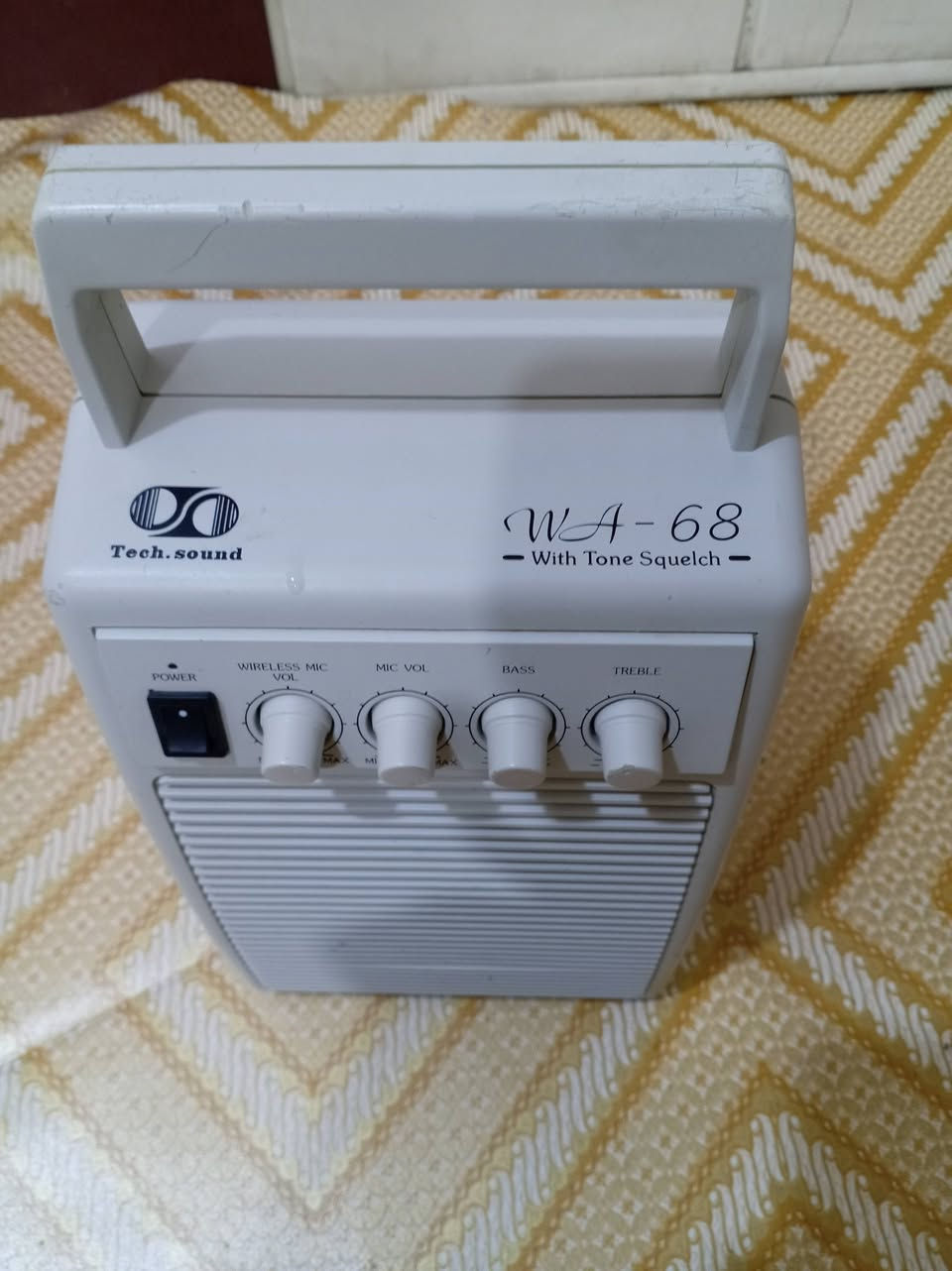 مكبر صوت يعمل على البطاريات والكهرباء 220 فولت شغال وعلى بلاده بدون أي خلل أو تصليح نهائياً

السعر 25 ألف
يوجد توصيل


**إذا كنت صاحب هذا الإعلان وتريد حذفه لأي سبب، رجاءا أرسل رسالة إلى الدعم الفني**