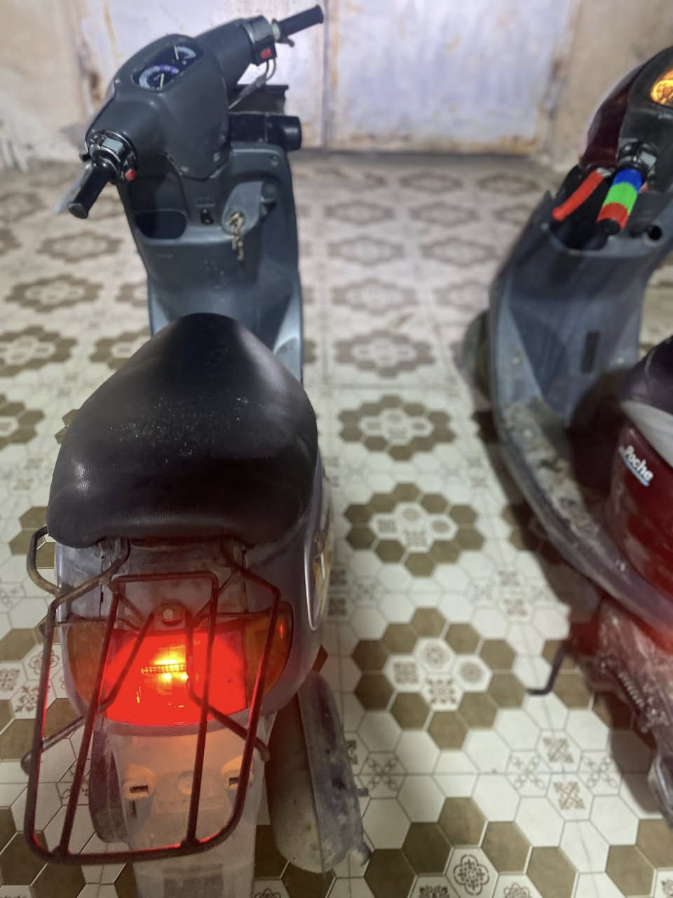 السلام عليكم ورحمة الله وبركاته. دراجات ثنين منغولي كلش نضيفات مفتوحات مره وحده الحمره ب٣٠٠ والرصاصيه ٣٥٠ مكان كربلاء حي القادسيه للستفسار ***********
