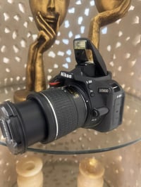 نيكون D5600 • عدسة 18-55 • كاميرا