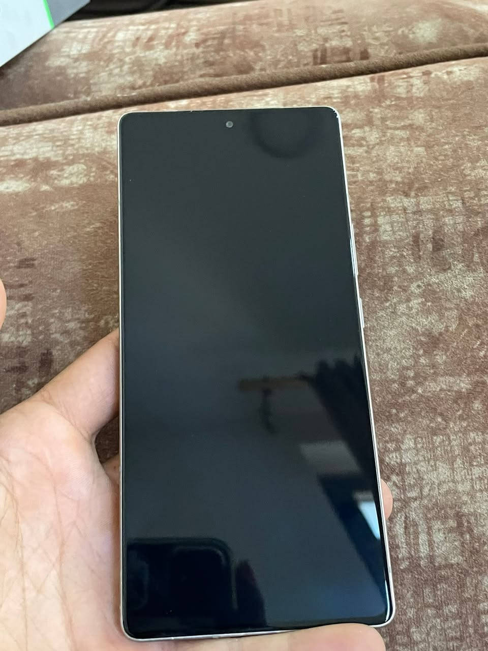 السلام عليكم للبيع جهاز infinix not 50
نظيف جدا استخدام قليل كما موضح بالصور
مع كامل ملحقاته شاحنة والسماعة والواير الاصلي والبوربانك الاصلي مال جهاز لاسلكي 

الجهاز ذاكرة 256 كيكا برام 16 كيكا 
معالج mediatek helio G100 ultimate قوي وسلس جدا بالاستخدام  والالعاب 
تشغيل 144 هيرتز بشاشة AMOLED 2160 Hz 
الجهاز بالكامل يدعم Ai 
سماعات محيطية استيرو من JBL 360
كاميرا أمامية بدقة 50 mp
تصوير الفيديو 2k 30 فريم 

يدعم الشحن السريع 45w 
بشحن لاسلكي 30w 
نظام تشغيل اندرويد 15 
وباقي المواصفات مذكورة بالصور 

السعر 250 العنوان بغداد الكرخ 
للتواصل والاستفسار الاتصال ***********

