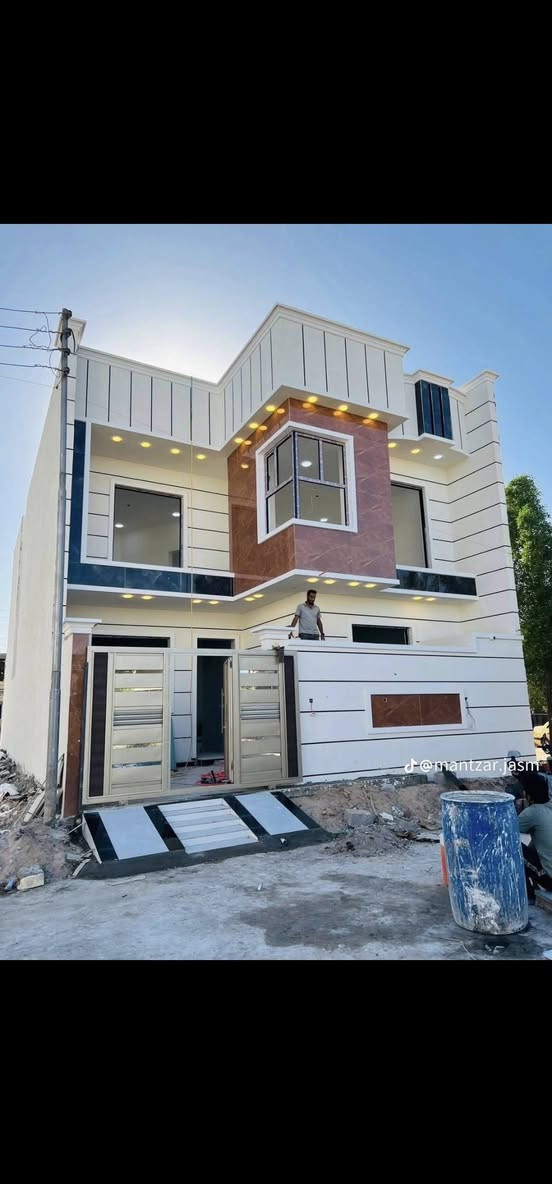 🏡 مجمع بيوت حديثة للبيع في أبي الخصيب – تسليم مفتاح 🔑
​فرصة استثنائية لامتلاك منزل العمر ببناء حديث وشغل درجة أولى (VIP) في موقع مميز ومكتمل الخدمات.
​📌 تفاصيل العقارات المتاحة:
​المساحة لكل بيت: 200 متر مربع.
​نوع السند: طابو ملك صرف (سند 25).
​حالة التسليم: جاهز (تسليم مفتاح 🔑).
​🏛️ مواصفات بيوت (الطابقين):
​يتميز التصميم الداخلي باستغلال ممتاز للمساحات ليوفر لك ولعائلتك أعلى درجات الراحة:
​غرف النوم: 6 غرف منام واسعة.
​الصالات: صالتين جلوس كبار.
​الاستقبال: ديوانية/استقبال مستقلة.
​المطبخ: نظام حديث (مطبخ حار + مطبخ بارد).
​المرافق الخارجية والخدمية: كراج للسيارة، حديقة منزلية، بلكونة بإطلالة مميزة، ومجموعات صحيات متكاملة.
​💡 ملاحظة: يتوفر أيضاً (طابق واحد) بمساحة 200 متر حسب الطلب والرغبة.
​📍 الموقع والخدمات (أبي الخصيب - البهادرية)
​البيوت تقع في منطقة مخدومة بالكامل ومثالية للسكن:
​🛣️ شوارع مبلطة بالكامل.
​🏫 قريب جداً من المدارس والأسواق المركزية.
​⚡ خدمات أساسية متكاملة: (كهرباء مستمرة، ماء إساله، شبكة إنترنت، خط مولد ديزل).
​📞 للاستفسار والتواصل:
​للمعاينة أو لمزيد من المعلومات، يرجى الاتصال مباشرة على الرقم:
📱 *********** البصرة, العراق
