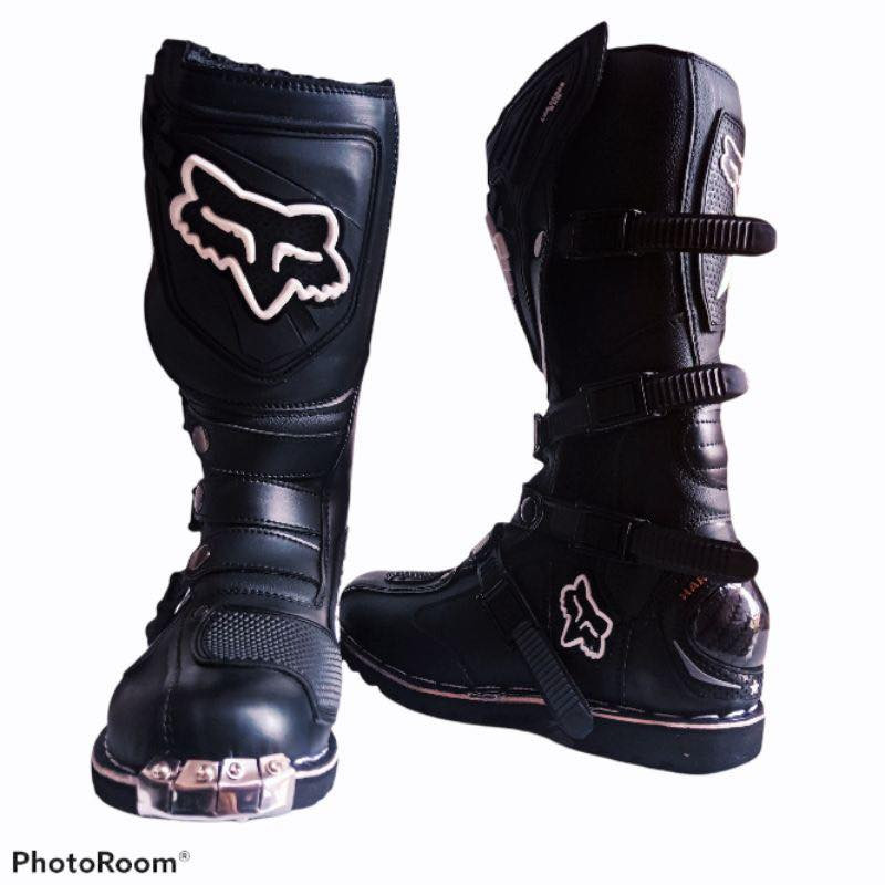 سلاو براياني ئةزيز
دوو جوت پيلاوي تايبةت بة قةفاز بةردةستة 
تازة و بةكار نةهاتوو اصلين
قياسيان ٤٢ ة
بة رةنگي سپي و رةش 
گةياندنم هةية 
***********
***********
