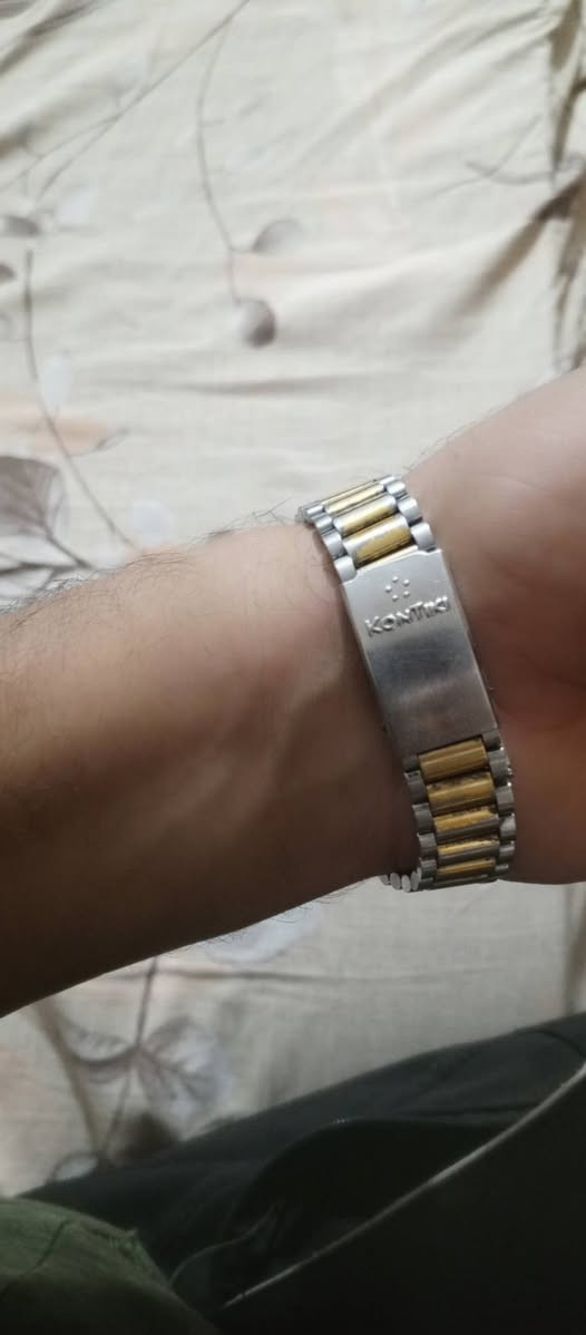 للبيع مستعجل - بغداد 🔥*
*ساعة Eterna-Matic جيش عراقي 1980 أصلية*

*المواصفات:*  
✅ سويسرية أصلية، ماكينة أوتوماتيك شغالة 100%  
✅ المينا سليمة مع شعار نسر الجيش العراقي - حالة ممتازة  
✅ الساعة نادرة، إصدار ضباط الجيش بالثمانينات  
⚠️ التاج ضايع فقط، تصليحه بـ 10$ عند أي ساعاتي  

*السعر: 500$ وبيها مجال بسيط للشراي الصادق*  
*كاش حصراً، ما أتعامل حوالات*

*المكان: بغداد*  
*للتواصل: 0774 165 0169 - واتساب متاح*

ملاحظة: رجاءً الجادين فقط. الساعة معروفة عند الهواة وسعرها ثابت. لا تبخس رجاءً.
