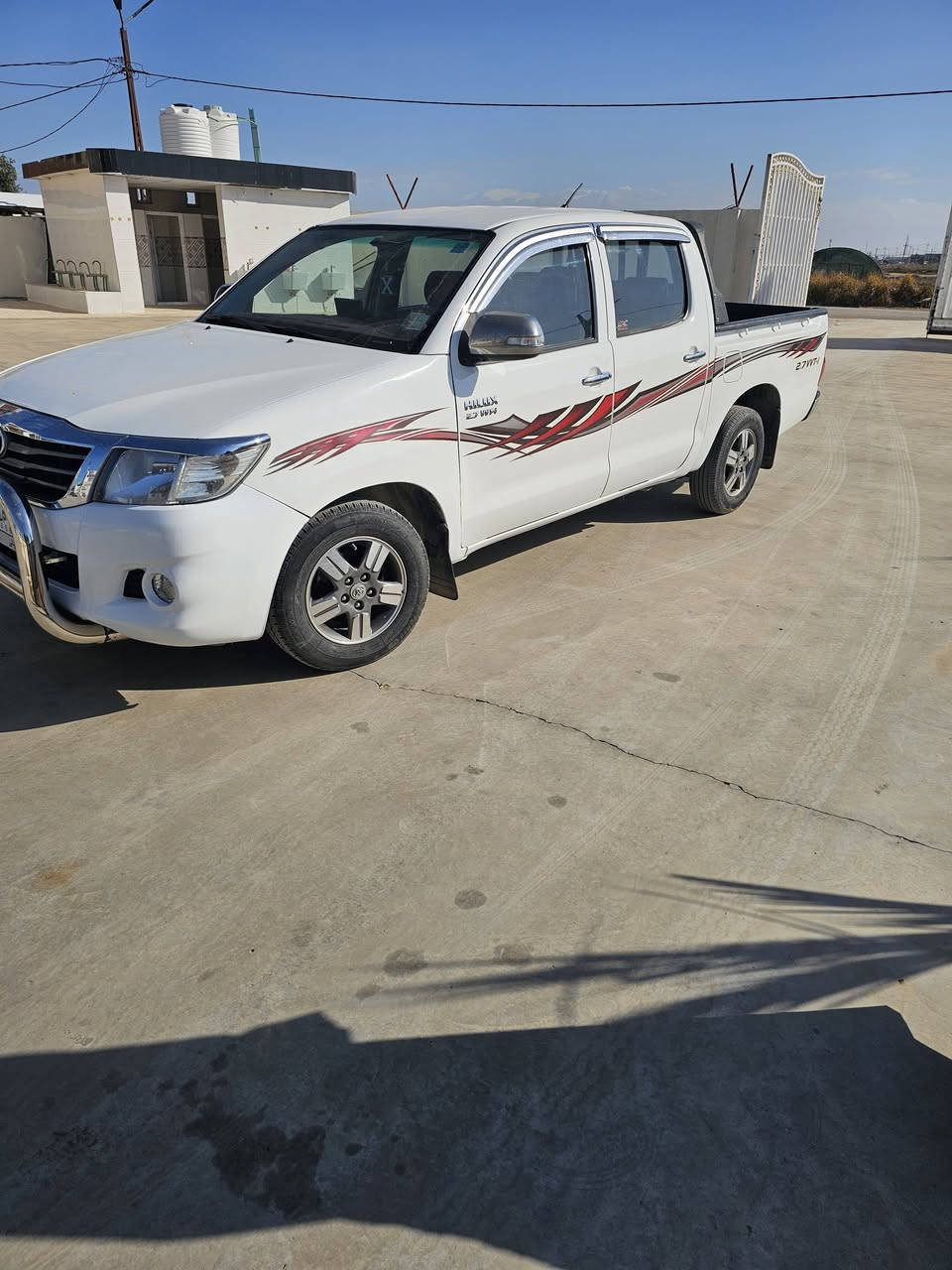 للبيع تويوتا موديل 2014 رقم ديالى شاصي 12كير اوتوماتيك السياره بيها 3 قطع تبديل بلادي  السياره حلوه السعر 185 بيها مجال / ***********
