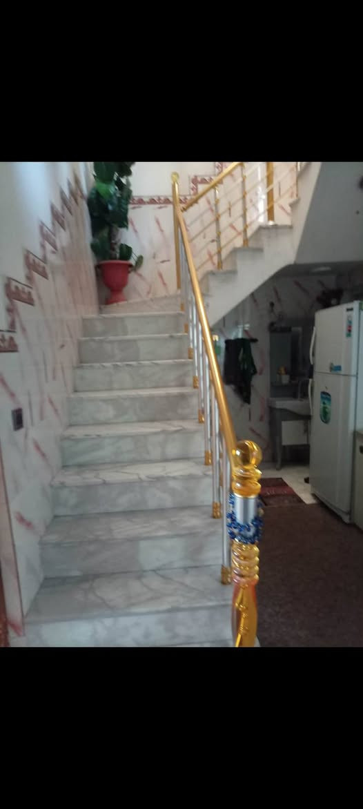 دار سكن للبيع منطقه الخاجيه مقابل الجدول ركن ع شارع 20مساحة 98 م طابقين طابق الأول مطبخ وهول داخلي وستقبال وغرفه نوم وصحيات طابق الثاني 3 غرف وبيتونه وصحيات الاستفسار ***********
