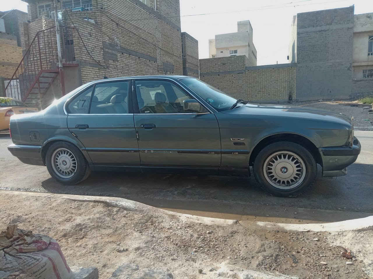 السلام عليكم للبيع بي ام ٥٢٠ كير عادي موديل ٩١ بأسمي رقم انكليزي جديد جام شغالات كهربائي سياره أوربي بدون تبريدمكاني بغداد حسينيه سعر ٤٠هذا ***********
