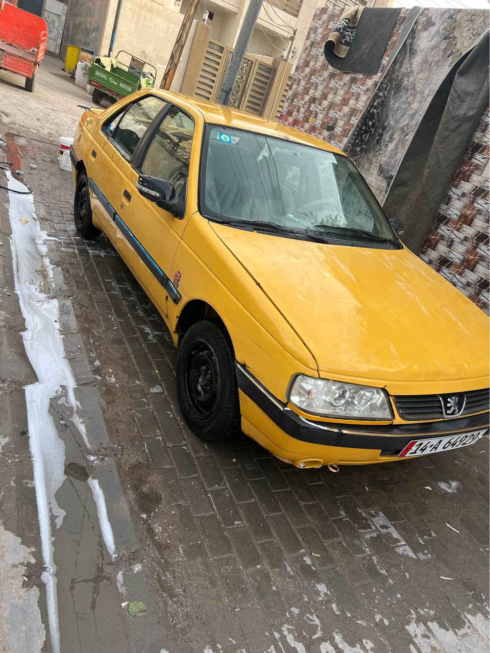 بيجو 405 مديل 2016 السياره كشرتها شوف العين 
وكير ومكينه كورله بيكاجو 1600 اوتماتيك مصفره هيئه وغرامات وبسمي كامله كهربائيات كلها شغاله تبريد ثلج بس بارورها ثكيل 
السعر 37 وبيها مجال للشراي هاذ رقمي ما متواجد فيس واتساب فقط ***********عنواني بصره طويسه البصرة, العراق
