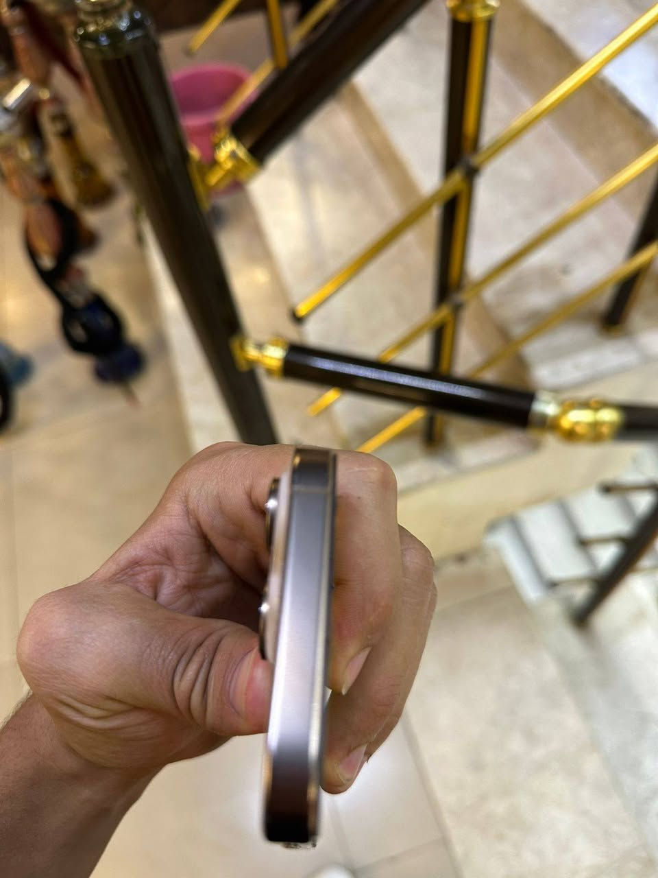 السلام عليكم 
ايفون ١٦ برو شريحة وحدة كارتونة وياه كامل 
مستبدل شاشة فقط وظهر بيه فطور 
بطارية ٩٠ جهاز نظيف 
سعره ٧٠٠ نهايته تواصل خاص او على الرقم ***********
مكاني بغداد

