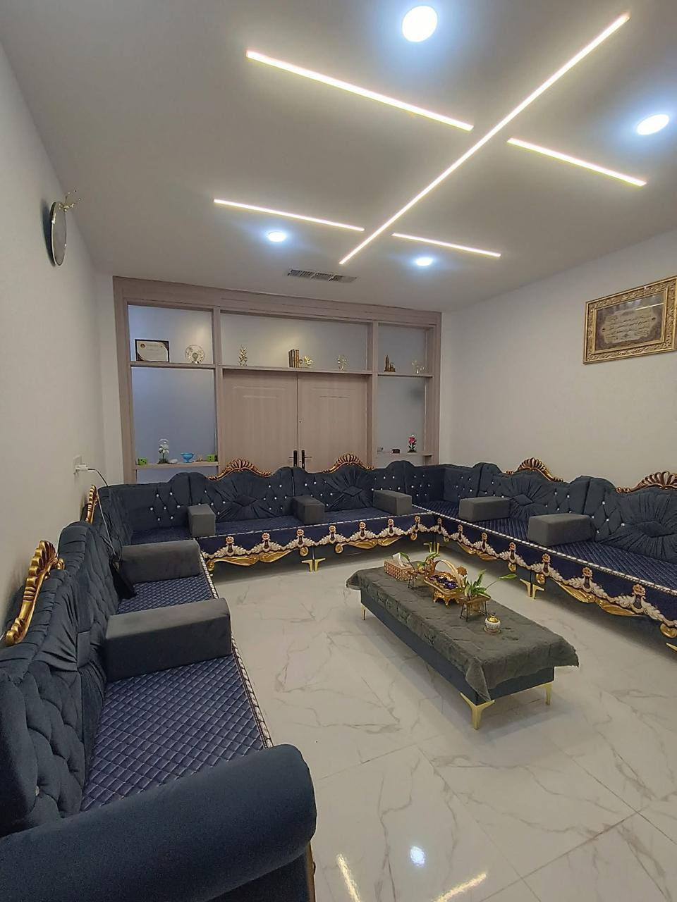 دار للبيع  ١٥٠ متر
دار رقم سكني مو طابو 
          فول كاشي و سقف مغربي 
                نظام تبريد دكت
               بناية حديثة جداً 
                 فرع عريض 
 طابق 1️⃣ 
- استقبال 
-  غرفتين نوم 
-  مطبخ + مطبخ مساعد 
- هول
- صحيات شرقي و غربي
- درج خارجي 

طابق 2️⃣ 
 ـ استقبال
- غرفة نوم
- هول صغير 
- مطبخ 
- صحيات

📍عنوان الدار 🏡
كركوك - حي القادسية الاولى قرب نادي سولاف الرياضي
قرب مدرسة الصباح 
للاستفسار الاتصال على الرقم 
***********
