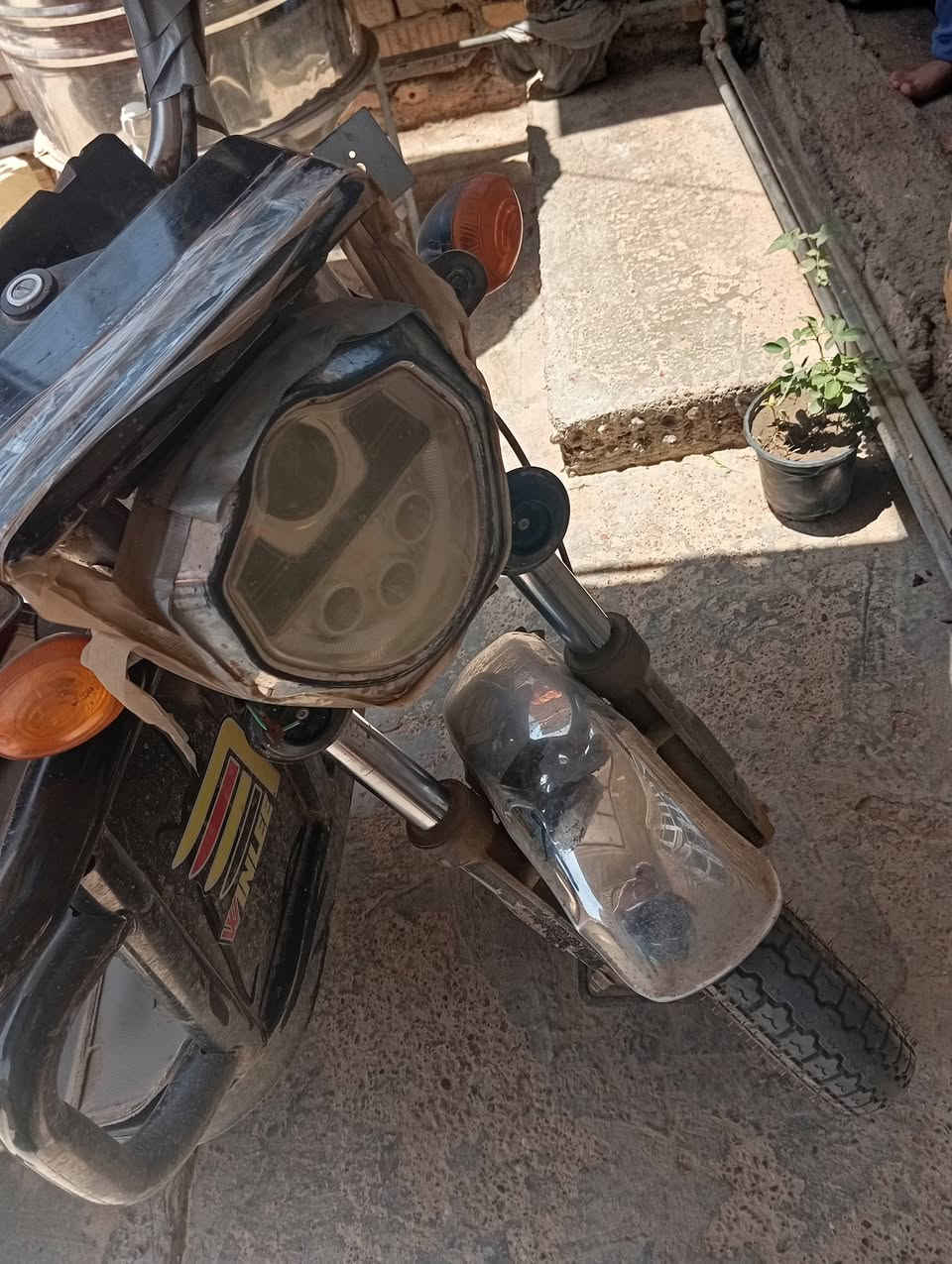 السلام عليكم ستوته شحن للبيع شوفه عينك تجي تفحص وتشوف بطاريات جديدات تخم تايرات جديد ستوته تأخذها وتروح تشتغل على باب الله سعرها مليون وميه وبيها مجال *********** 
***********
