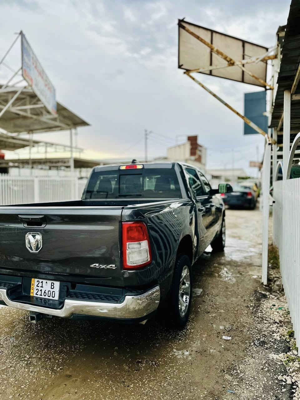 السلام عليكم ورحمت الله وبركاته
دوج رام 2022 فئة ايتورك محرك V6
مواصفات المعروفة ضرر السيارة الدعامية الامامية 
بدون صبغ بدون تبديل 
باب طويل بدي قصير 
رقم اربيل تحويل او وكالة مباشر 
مكان تواجد السياره بابل الحلة السعر 290$ قابل للتفاوض
للتواصل على الرقم ***********
