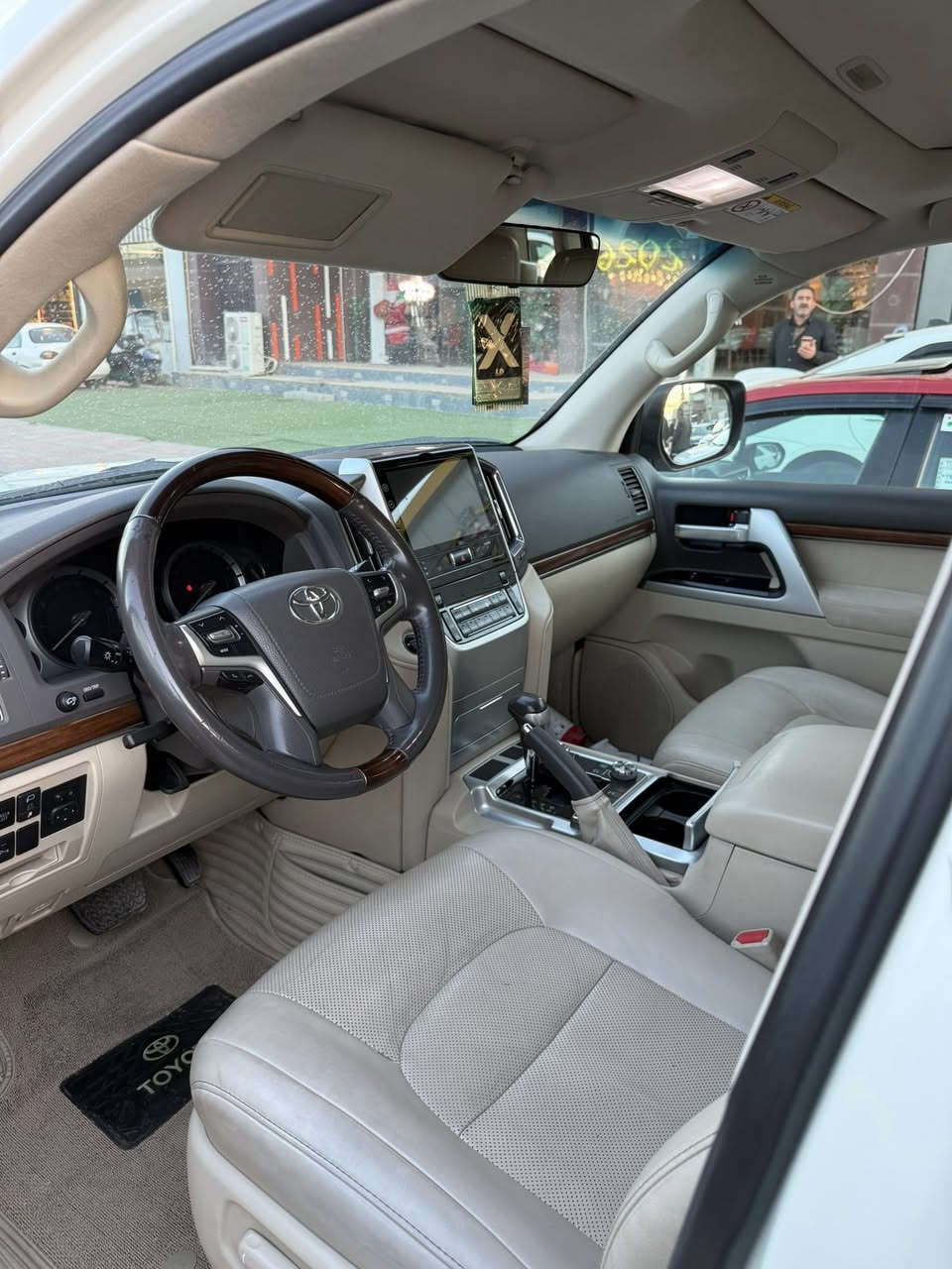 لاندكروز 2018 ماشية 94 vxr5700 السعر 550 وبيها مجال
***********
