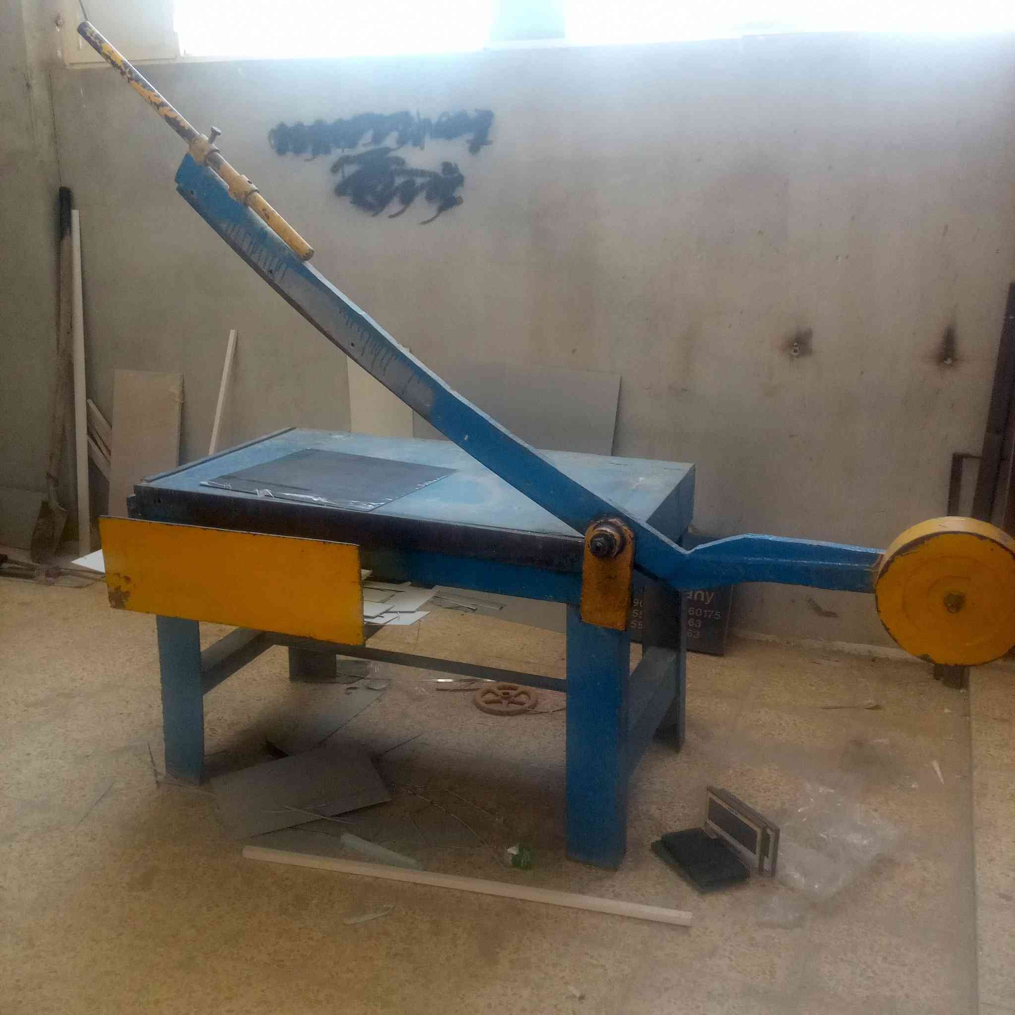 السلامو عليكم عواجه ومقص للبيع الموقع موصل الايسر نسبت النضافه 90%100 الاتصال ***********

