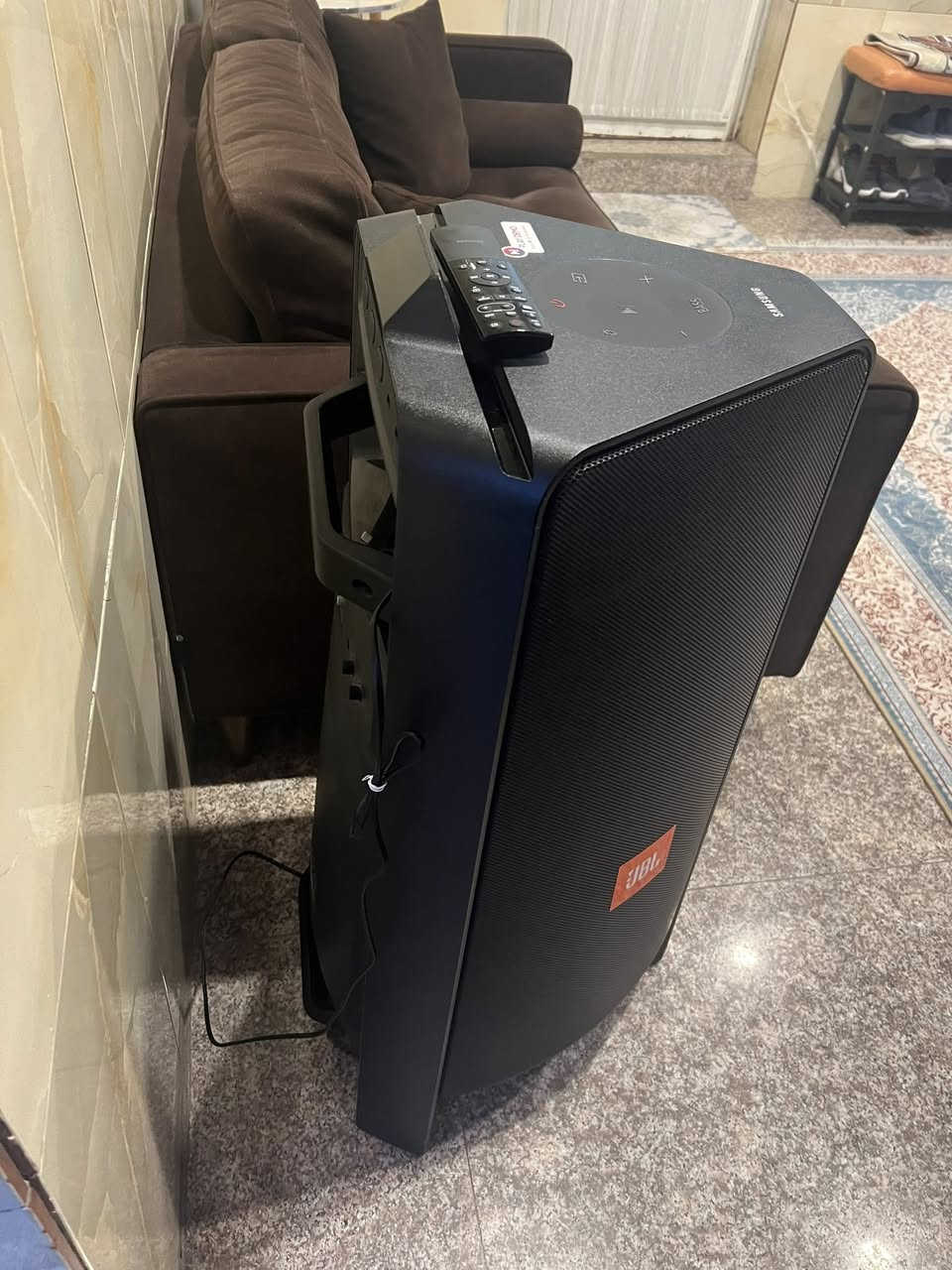 للبيع 
 الميزات الرئيسية لـ Samsung MX-T70:
قوة صوت هائلة: 1500 واط (RMS) مع ميزة Bass Booster لتعزيز الترددات المنخفضة.
صوت ثنائي الاتجاه: تصميم يوزع الصوت في اتجاهين لملء الغرفة.
إضاءة الحفلات (LED Party Lights): أنماط إضاءة متنوعة (Party, Ambient, Dance, Thunder Bolt, Star) تتناسب مع الإيقاع.
وضع الكاريوكي: مدخلان للميكروفون للغناء الجماعي.
التشغيل الجماعي (Group Play): ربط ما يصل إلى 10 أجهزة سامسونج الصوتية سلكياً أو لاسلكياً.
مقاومة رذاذ الماء: لوحة علوية مقاومة للماء (Splash Resistant).
اتصال بلوتوث متعدد: توصيل جهازين محمولين في نفس الوقت.
تطبيق Sound Tower: للتحكم في الإضاءة والمؤثرات الصوتية والـ EQ. 
samsung.com
samsung.com
 +5
يعد هذا النظام خياراً ممتازاً للحفلات الكبيرة والمناسبات الداخلية والخارجية.


**إذا كنت صاحب هذا الإعلان وتريد حذفه لأي سبب، رجاءا أرسل رسالة إلى الدعم الفني**