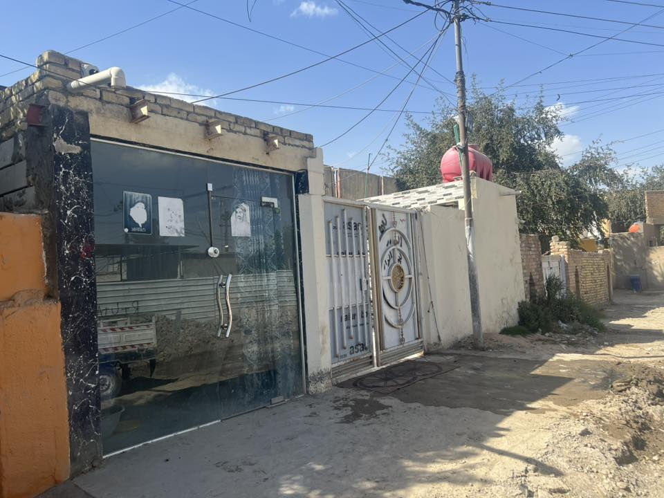 السلام عليكم ورحمة وبركاته بيت طابو صرف مساحه 220 متر يتكون البيت عن غرفتين نوم وستقبال وغرفتين نوم فوك وحده كامله وحده بعده سعر البيت 85 مليون بي مجال قليل مكان البيت الحمزه الغربي بل الباشيه قريب على محلات بيت ابو راسم رقم الهاتف ***********
