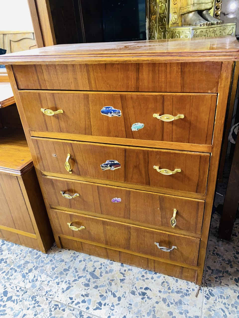 السلام عليكم 
جرابي ام النفر عدد 2 خشب ثكيل تكمه مو سوكي
وميز تواليت وكومديات وميز احذيه 
السعر 350 وبيهن مجال العنوان شارع فلسطين 
***********
