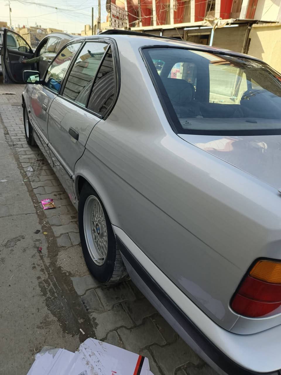 سلام عليكم 525 مسكر اصل فانوص موديل 92 بدون ضرر صبغ جماليه فقط بنيد بي معجون باقي كفاله سياره حلوه مال جناي بيهه نواقص بسيطه تبريد نقص غاز فقط صدر 70بل ميه زوج تايرات قبل اسبوع شديتهن او بيهه بل نمره 3 يصعد الرون لحضه او ترجع طبيعي باقي النمر كلهه طبيعي ادامه كامله فيتم بلكات نوزلات كلاس بانزين هزه او سنويه جديده 2030 بكاني بغداد مدينه الصدر السعر 63 رقم ***********اسف على الطاله
