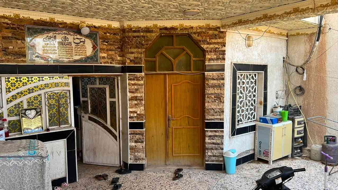 السلام عليكم دار للبيع المساحه 125 متر مربعه
طابقين يحتوي على 4 غرف نوم + صاله عدد 2 + مطبخ + صحيات فوك وجوه 

طابو ملك 

العنوان العماره/ حي الامام الصادق / خلف المستوصف 

السعر 95 

للاستفسار خاص او واتساب ***********
