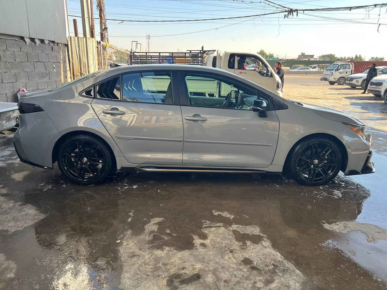 تويوتا كورولا 2022 Apex - مواصفات خاصة 🏁
للراغبين بالتميز والأداء الرياضي، سيارة تويوتا كورولا موديل 2022 فئة Apex (وارد أمريكي) بمواصفات استثنائية ولون مميز.

🔹 التفاصيل والترقيم:

• الرقم: بغداد (رقم معوقين - باسم أخي).

• الحالة القانونية: متبقي 3 سنوات فقط لتصبح حرة بالكامل.

• الضمانات: تتوفر كافة الضمانات القانونية اللازمة للمشتري.

🔹 المواصفات الفنية والجمالية:

• المحرك: 2.0 L تنفس طبيعي (نشاط واقتصادية).

• اللون: سموك (رصاصي اسمنتي) مع قمارة سوداء بلادي.

• المسافة المقطوعة: 63 ألف كم فقط.

• الإضافات الرياضية: تزويد Apex بلادي، ويل حجم 19 مميز، شفتات سرعة بالمقود.

• التكنولوجيا: شاشة وسطية (Apple CarPlay)، نظام صوتي 6 سماعات، أوامر صوتية.

• الأمان والقيادة: مثبت سرعة، تحديد مسار، تحكم مقود جهتين، نظام Auto Hold، مصابيح LED أمامية وخلفية.

🔹 حالة الهيكل والميكانيك:

• الصبغ: 3 قطع (بونيد + جاملغ أيمن + جاملغ أيسر).

• الضرر البسيط: وجود بارد بسيط جداً أسفل الباب الخلفي الأيمن.

• الميكانيك: تم استبدال الكير وهو الآن بحالة ممتازة جداً وجاهزة للاستخدام.

💰 خيارات الشراء (مرونة في الدفع):

1. النقد (كاش): 150 ورقة ($15,000).

2. الأقساط: المجموع 188 ورقة، وتفصيلها كالتالي:

• مقدمة: 80 ورقة.

• المتبقي (108 ورقة): تسدد على شكل دفعات شهرية (3 ورقات شهرياً) لمدة 3 سنوات.

📍 الموقع: بغداد - منطقة البلديات.

📞 للتواصل والاستفسار: ***********
