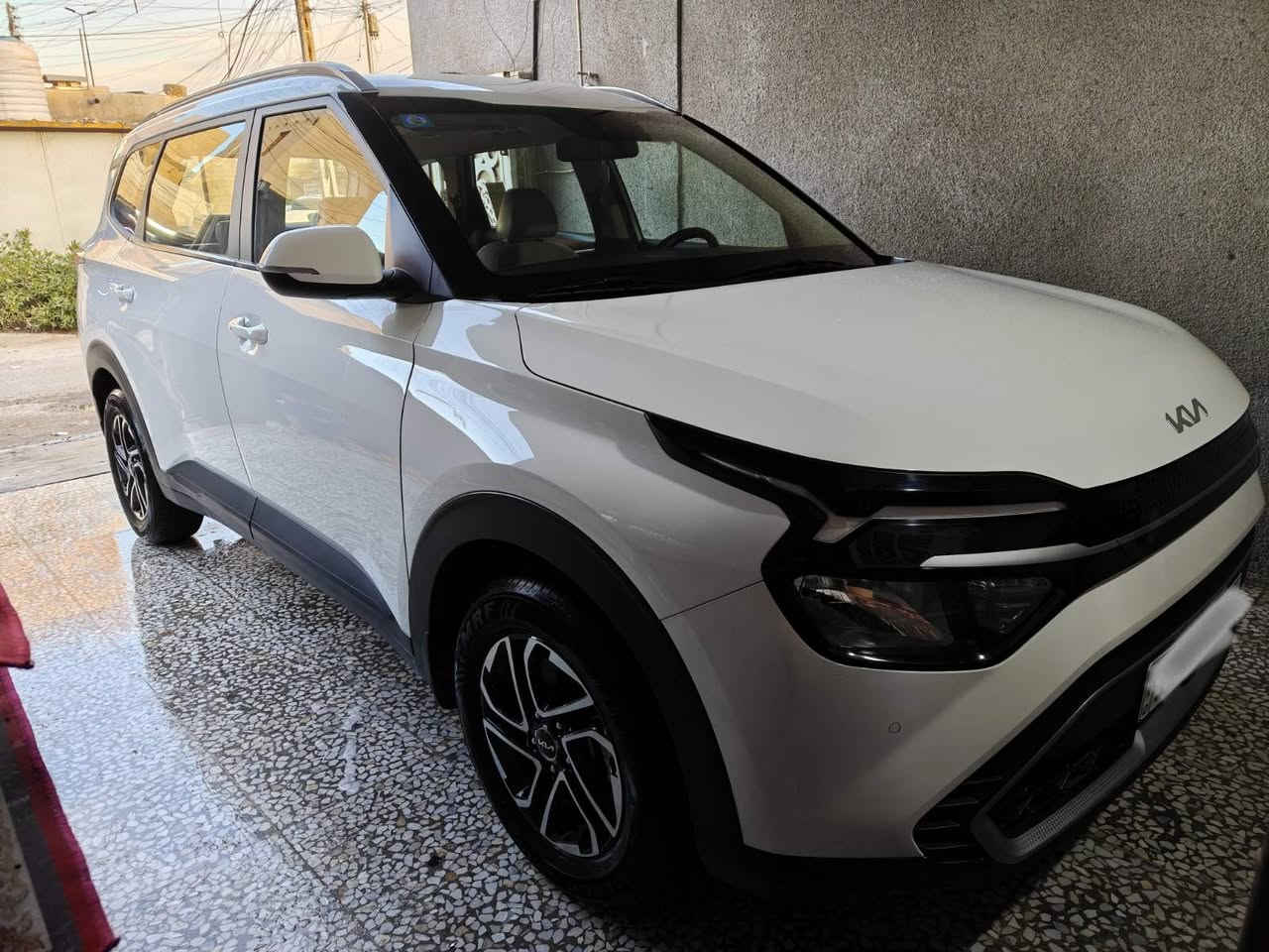 إعلان بيع سيارة كيا كارينز 2023 - 7 ركاب

السيارة: كيا كارينز 2023 موديل راقي
عدد الركاب: 7 ركاب
المصدر: وارد خليجي
الضمان: ضمان المجموعة الدولية (السيارة ما زالت داخل فترة الضمان)
العمر الافتراضي: 23,000 كم فقط

---

المميزات الرئيسية:

الضمان والصيانة:

· ✨ ضمان المجموعة الدولية المعتمد
· ✨ جميع أعمال الصيانة وتغيير الزيوت والسوائل تمت لدى الوكيل حسب كتالوج الشركة
· ✨ مكفولة بالكامل من (بارد - صبغ - خدوش)

المواصفات والتجهيزات:

· 🚗 نظام تشغيل عن بعد
· 🚗 نظام بصمة للفتح والتشغيل
· 🚗 تكييف مركزي ممتاز
· 🚗 مقاعد مخمل مطعم بالجلد
· 🚗 حساسات أمامية وخلفية ومحيطية
· 🚗 كاميرا خلفية + كاميرا دوارة
· 🚗 شاشة عربية تدعم جميع التطبيقات والبرامج
· 🚗 هوائي (اريال) نفيجيتور
· 🚗 تحكم في النظام الصوتي من عجلة القيادة
· 🚗 نظام أوامر صوتية
· 🚗 مثبت سرعة
· 🚗 عجلات فراشة
· 🚗 مرايا كهربائية
· 🚗 إضاءة LED خلفية
· 🚗 عدة الطوارئ والإسبير (غير مستخدمة)

---

الحالة الفنية:

· ✅ السيارة كأنها جديدة - مغلفة من الداخل بأرضية جلدية عالية الجودة
· ✅ محافظة على زيرو بالكامل
· ✅ لا يوجد أي عيوب أو مشاكل
· ✅ جاهزة للتسليم فوراً

---

السعر: 17800 دولار (ما يعادل 183 ورقة)
للتواصل والاستفسار
***********

---

السيارة مثالية للعائلات، وتقدم راحة وأمان استثنائيين. فرصة ممتازة للحصول على سيارة وكالة محفوظة بصورة ممتازة.
