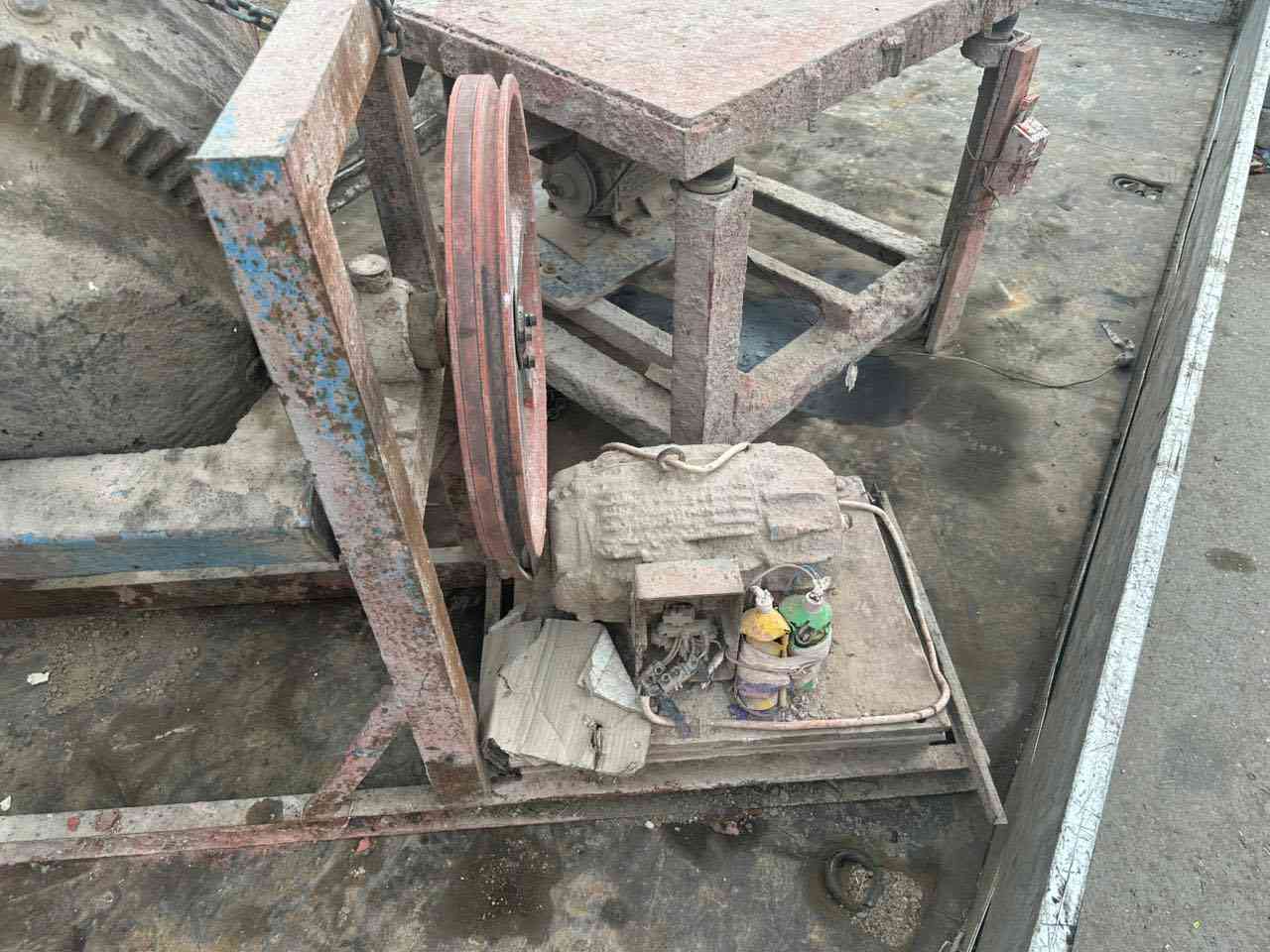 السلام عليكم خباطة سمنت وهزاز مال قالب شغالات السعر ٦٠٠ الف العنوان الكاظمية رقم الهاتف***********
@
